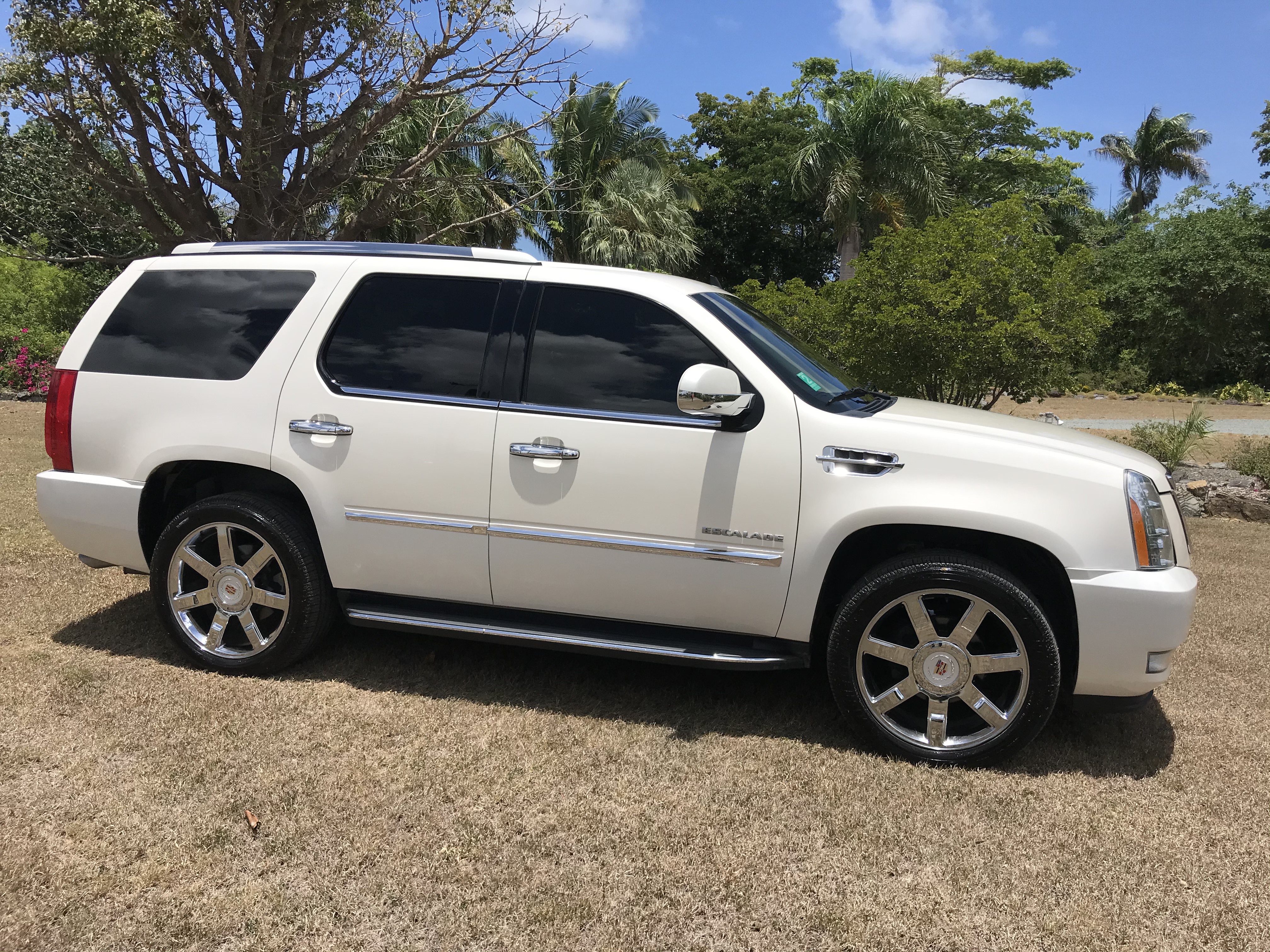 Cadillac Escalade Luxury Fully Loaded Pearl White 6 passenger